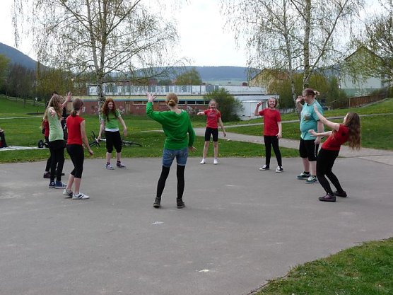 Baumfest gefeiert (Foto: Karl-Heinz Herrmann) Baumfest gefeiert (Foto: Karl-Heinz Herrmann)
