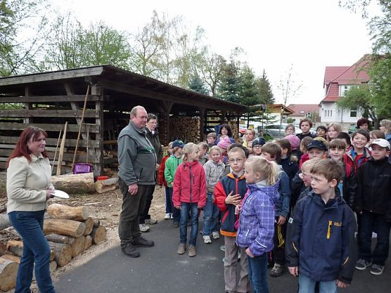 Spielerische Waldp&auml;dagogik (Foto: Karl-Heinz Herrmann)