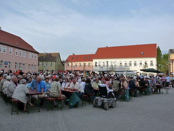 Noch mehr Biertischgarnituren nötig (Foto: Karl-Heinz Herrmann) Noch mehr Biertischgarnituren nötig (Foto: Karl-Heinz Herrmann)