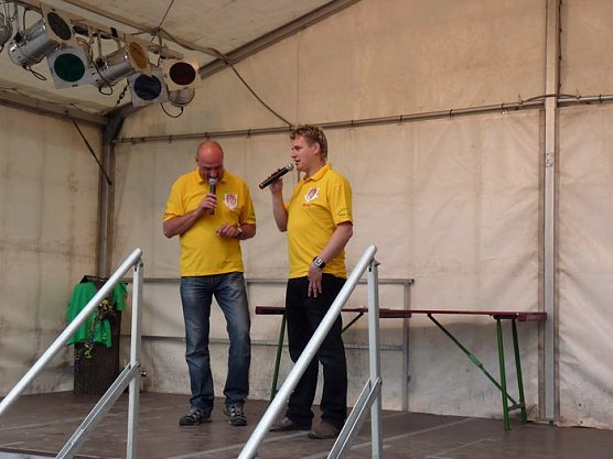 Noch mehr Biertischgarnituren nötig (Foto: Karl-Heinz Herrmann) Noch mehr Biertischgarnituren nötig (Foto: Karl-Heinz Herrmann)