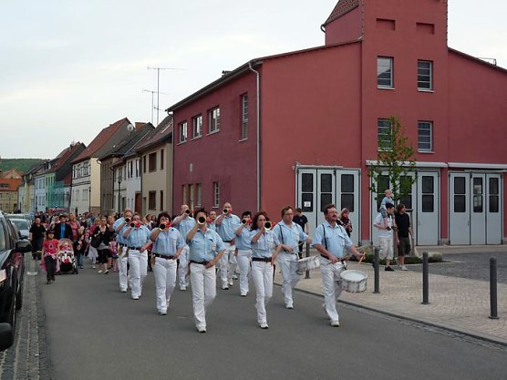 Noch mehr Biertischgarnituren nötig (Foto: Karl-Heinz Herrmann) Noch mehr Biertischgarnituren nötig (Foto: Karl-Heinz Herrmann)