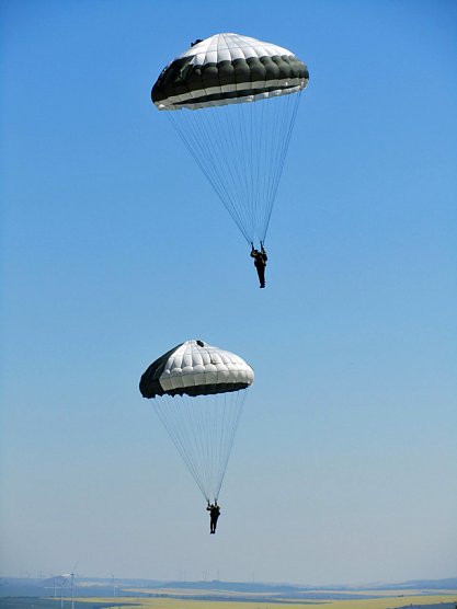Fallschirmjägertreffen in Udersleben (Foto: Marion Haas) Fallschirmjägertreffen in Udersleben (Foto: Marion Haas)