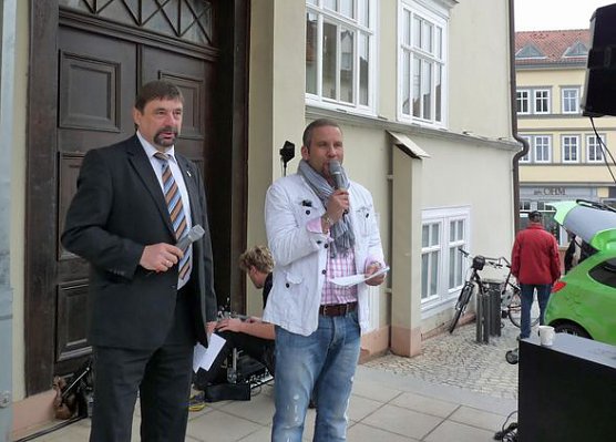 Verregneter Start (Foto: Karl-Heinz Herrmann)