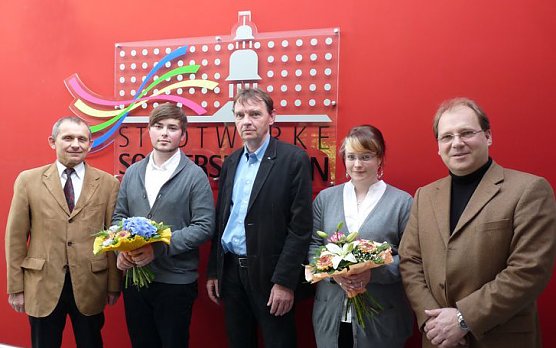 Verträge übergeben (Foto: Karl-Heinz Herrmann) Verträge übergeben (Foto: Karl-Heinz Herrmann)