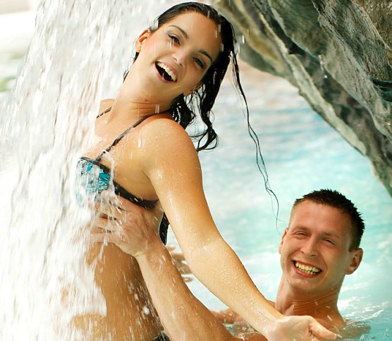 "Badespass bis Mitternacht" (Foto: Kyffhäuser-Therme) "Badespass bis Mitternacht" (Foto: Kyffhäuser-Therme)