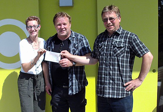 Spende &uuml;bergeben (Foto: KJFV. Artern e.V.)