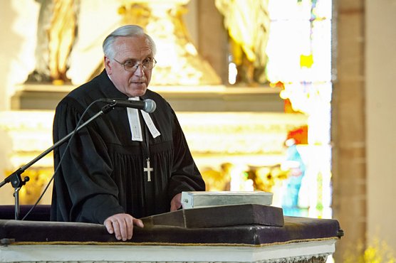 Feierlich verabschiedet (Foto: Evangelische Kirche in Mitteldeutschland (EKM)) Feierlich verabschiedet (Foto: Evangelische Kirche in Mitteldeutschland (EKM))