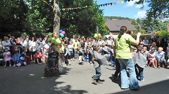 Partystimmung zum 20. Stra&szlig;enfest (Foto: Kindervilla Bad Frankenhausen)