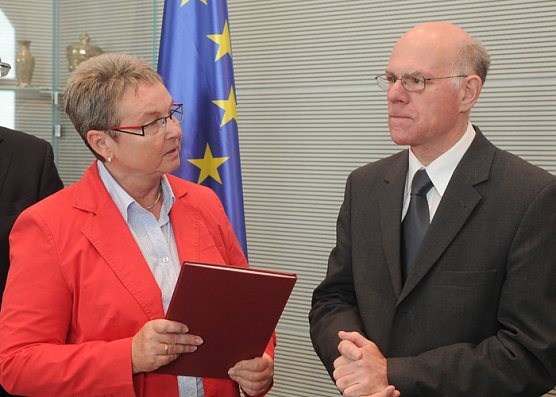 T&auml;tigkeitsbericht &uuml;bergeben (Foto: Deutscher Bundestag)