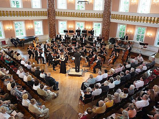 Im Mittelpunkt die Flöte (Foto: Karl-Heinz Herrmann) Im Mittelpunkt die Flöte (Foto: Karl-Heinz Herrmann)