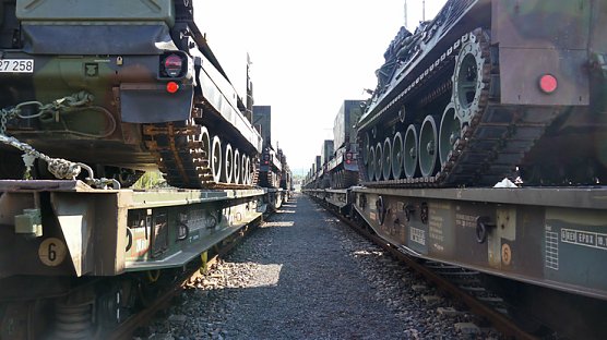 Nicht allt&auml;glicher Bahntransport (Foto: Bundeswehr)