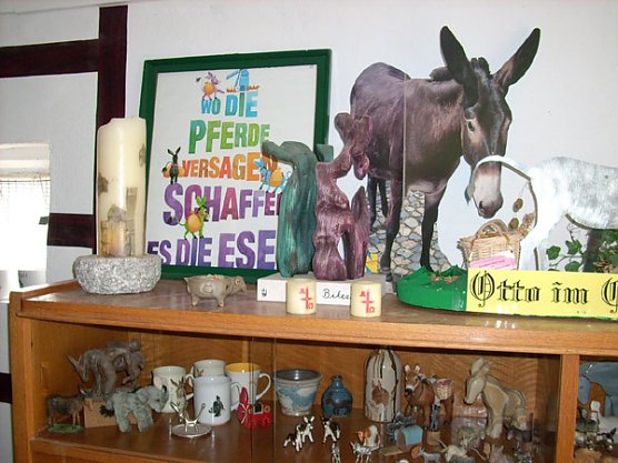 Vitrine Eselmuseum (Foto: Karl-Heinz Herrmann) Vitrine Eselmuseum (Foto: Karl-Heinz Herrmann)