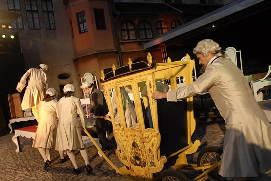 Proben im Schlosshof (Foto: Kühn) Proben im Schlosshof (Foto: Kühn)