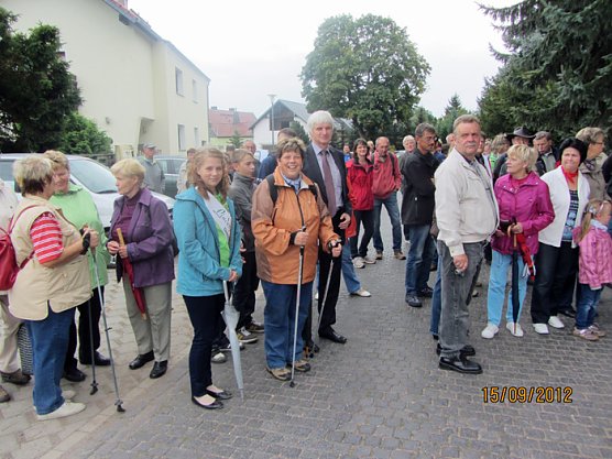 Sternwanderung zur Lindenallee (Foto: Wahlkreisbüro Gudrun Holbe) Sternwanderung zur Lindenallee (Foto: Wahlkreisbüro Gudrun Holbe)