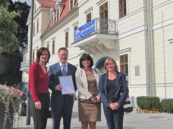 Positionspapier &uuml;bergeben (Foto: Lernen vor Ort)