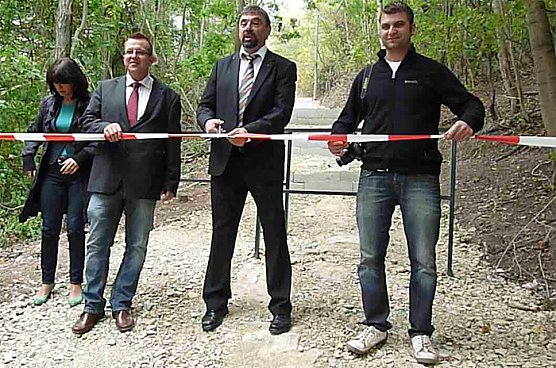 Wanderweg &uuml;bergeben (Foto: Karl-Heinz Herrmann)