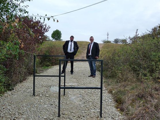 Wanderweg &uuml;bergeben (Foto: Karl-Heinz Herrmann)