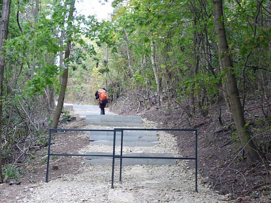 Wanderweg &uuml;bergeben (Foto: Karl-Heinz Herrmann)