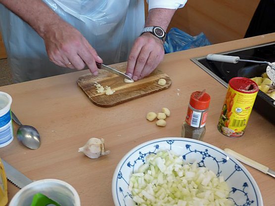 Andrang in der K&uuml;che (Foto: Karl-Heinz Herrmann)