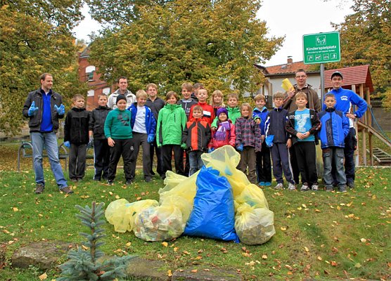 Volltreffer gegen Abfall (Foto: VfB Oldisleben)