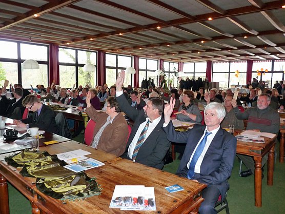 Führungsriege steht (Foto: Karl-Heinz Herrmann) Führungsriege steht (Foto: Karl-Heinz Herrmann)