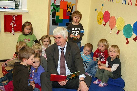 Mit "Teddy-Brumm" im Kita "Schwalbennest" (Foto: Wahlkreisbüro Johannes Selle) Mit "Teddy-Brumm" im Kita "Schwalbennest" (Foto: Wahlkreisbüro Johannes Selle)