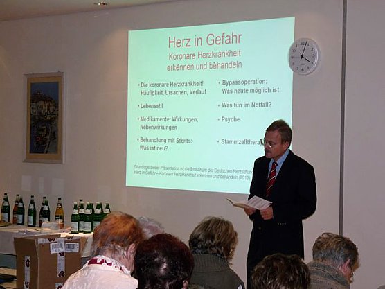 Stühle schleppen angesagt (Foto: Karl-Heinz Herrmann) Stühle schleppen angesagt (Foto: Karl-Heinz Herrmann)