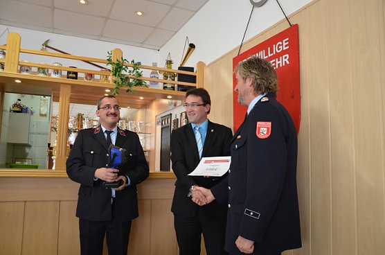 W&auml;rmebildkamera &uuml;bergeben (Foto: Stadt Ro&szlig;leben)