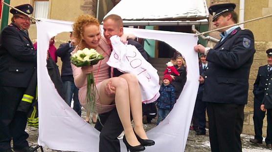 Feuerwehrmann heiratet in Ebeleben (Foto: Andreas Sorber)