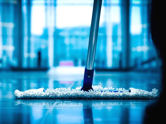 Knochenjob Gebäudereiniger (Foto: IG Bau) Knochenjob Gebäudereiniger (Foto: IG Bau)