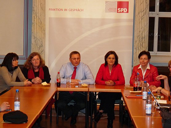 Mit Genossen diskutiert (Foto: Karl-Heinz Herrmann) Mit Genossen diskutiert (Foto: Karl-Heinz Herrmann)