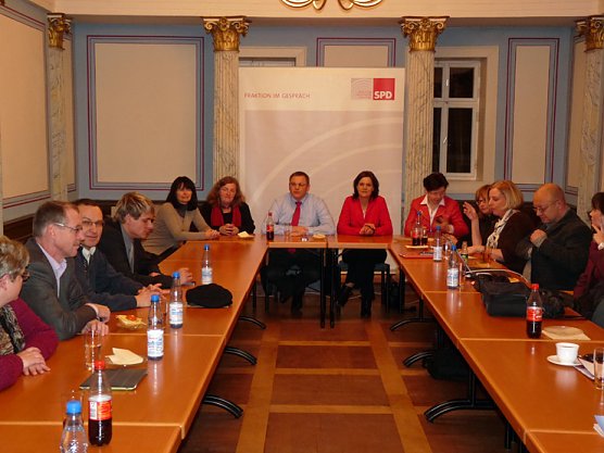 Mit Genossen diskutiert (Foto: Karl-Heinz Herrmann) Mit Genossen diskutiert (Foto: Karl-Heinz Herrmann)