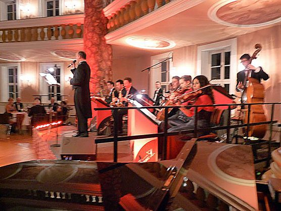 Ballgeflüster (Foto: Karl-Heinz Herrmann) Ballgeflüster (Foto: Karl-Heinz Herrmann)