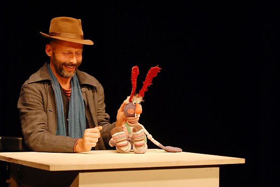 Hase im Theater (Foto: Theater der Jungen Welt/Frank Schletter) Hase im Theater (Foto: Theater der Jungen Welt/Frank Schletter)