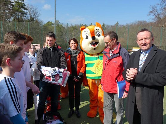 Hockey auf der Feuerkuppe (Foto: Karl-Heinz Herrmann) Hockey auf der Feuerkuppe (Foto: Karl-Heinz Herrmann)