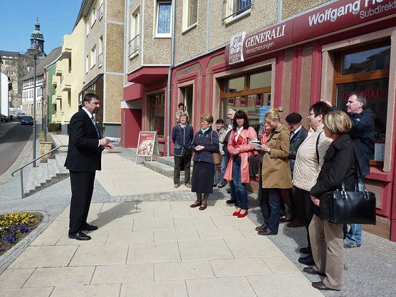 Erläuterungsplakette enthüllt (Foto: Karl-Heinz Herrmann) Erläuterungsplakette enthüllt (Foto: Karl-Heinz Herrmann)