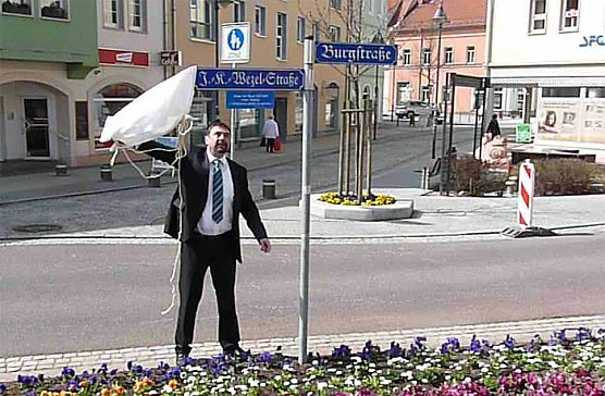 Erläuterungsplakette enthüllt (Foto: Karl-Heinz Herrmann) Erläuterungsplakette enthüllt (Foto: Karl-Heinz Herrmann)