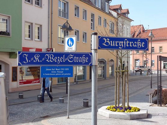 Erläuterungsplakette enthüllt (Foto: Karl-Heinz Herrmann) Erläuterungsplakette enthüllt (Foto: Karl-Heinz Herrmann)