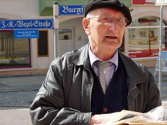 Erläuterungsplakette enthüllt (Foto: Karl-Heinz Herrmann) Erläuterungsplakette enthüllt (Foto: Karl-Heinz Herrmann)