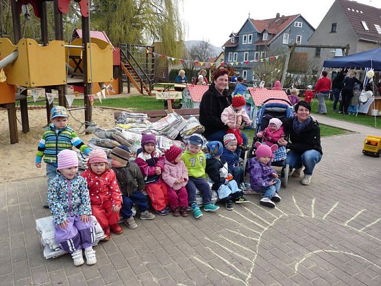 Tonnenweise Papier (Foto: Karl-Heinz Herrmann) Tonnenweise Papier (Foto: Karl-Heinz Herrmann)