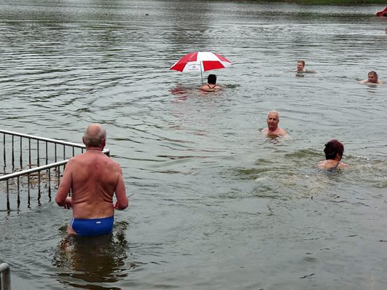 Warmes Anbaden? (Foto: Karl-Heinz Herrmann)