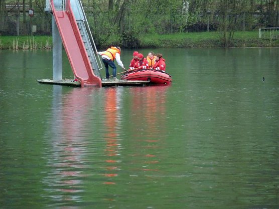 &Uuml;bung auf dem Wasser (Foto: Karl-Heinz Herrmann)