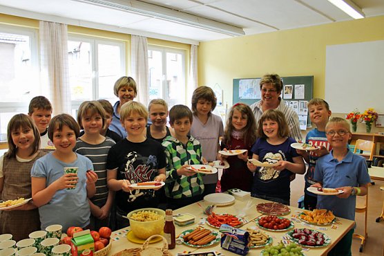 Grundsch&uuml;ler zeigten gro&szlig;es Interesse (Foto: Wahlkreisb&uuml;ro Holbe)