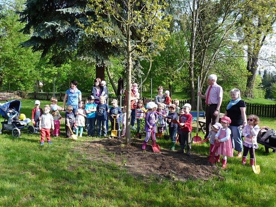 Baum gepflanzt und mehr (Foto: Karl-Heinz Herrmann) Baum gepflanzt und mehr (Foto: Karl-Heinz Herrmann)