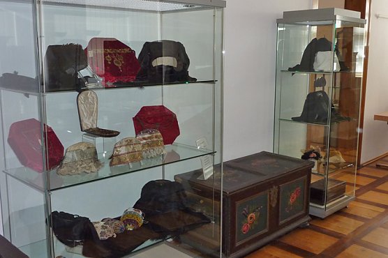 Bunt bemalt und fein gestickt… (Foto: Regionalmuseum Bad Frankenhausen) Bunt bemalt und fein gestickt… (Foto: Regionalmuseum Bad Frankenhausen)