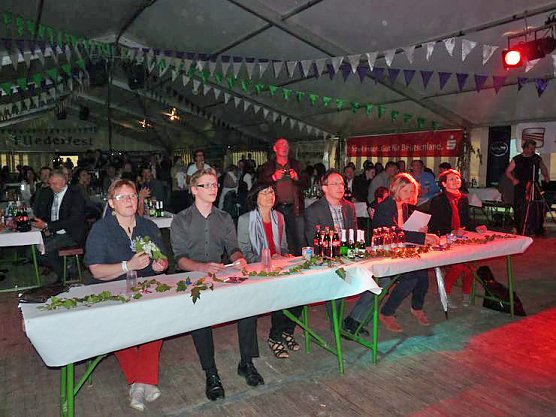 Wahl der Fliederkönigin (Foto: Karl-Heinz Herrmann) Wahl der Fliederkönigin (Foto: Karl-Heinz Herrmann)