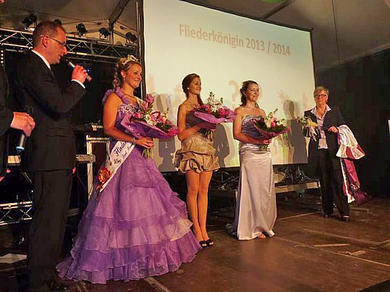 Wahl der Fliederkönigin (Foto: Karl-Heinz Herrmann) Wahl der Fliederkönigin (Foto: Karl-Heinz Herrmann)