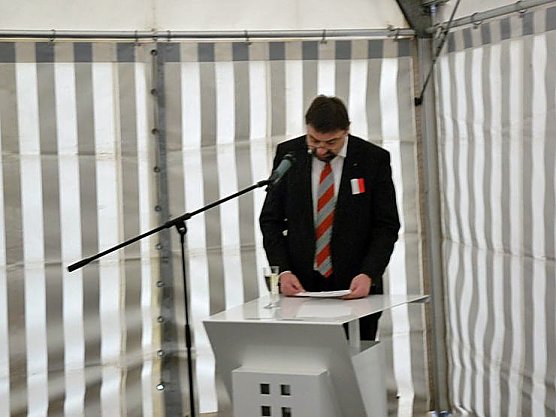 Kreisverkehr freigegeben (Foto: Karl-Heinz Herrmann) Kreisverkehr freigegeben (Foto: Karl-Heinz Herrmann)