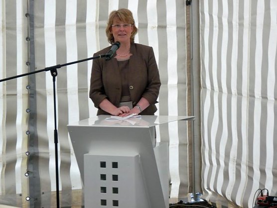 Kreisverkehr freigegeben (Foto: Karl-Heinz Herrmann) Kreisverkehr freigegeben (Foto: Karl-Heinz Herrmann)