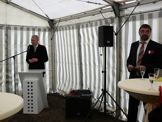 Kreisverkehr freigegeben (Foto: Karl-Heinz Herrmann) Kreisverkehr freigegeben (Foto: Karl-Heinz Herrmann)